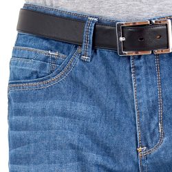 Primo piano dei pantaloni classici comfort fit in denim con cintura nera.
