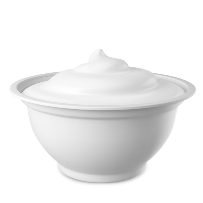 Ciotola di yogurt naturale su sfondo bianco, ideale per una sana alimentazione.