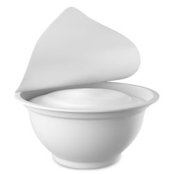 Vasetto di yogurt italiano naturale con coperchio aperto, ideale per una colazione sana e genuina.